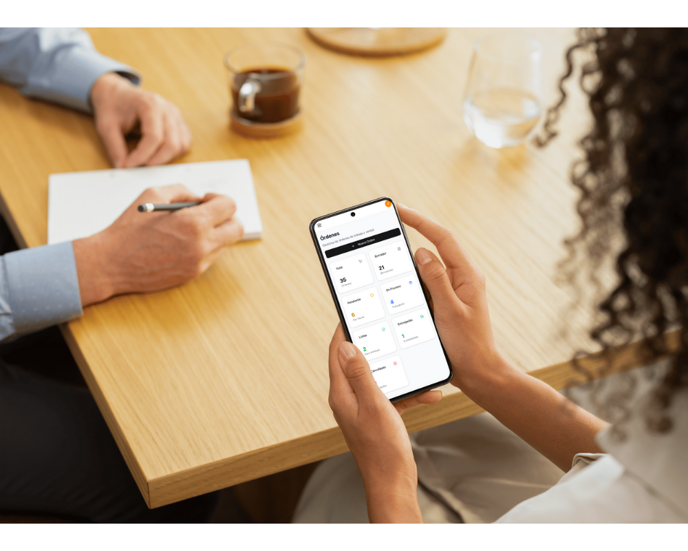 Profesional de óptica usando Looki